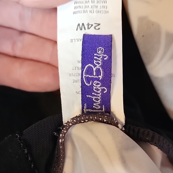 Indigo Bay Size 24W Black and Cream Swimsuit with Floral Design Skirted Front - Picture 5 of 7